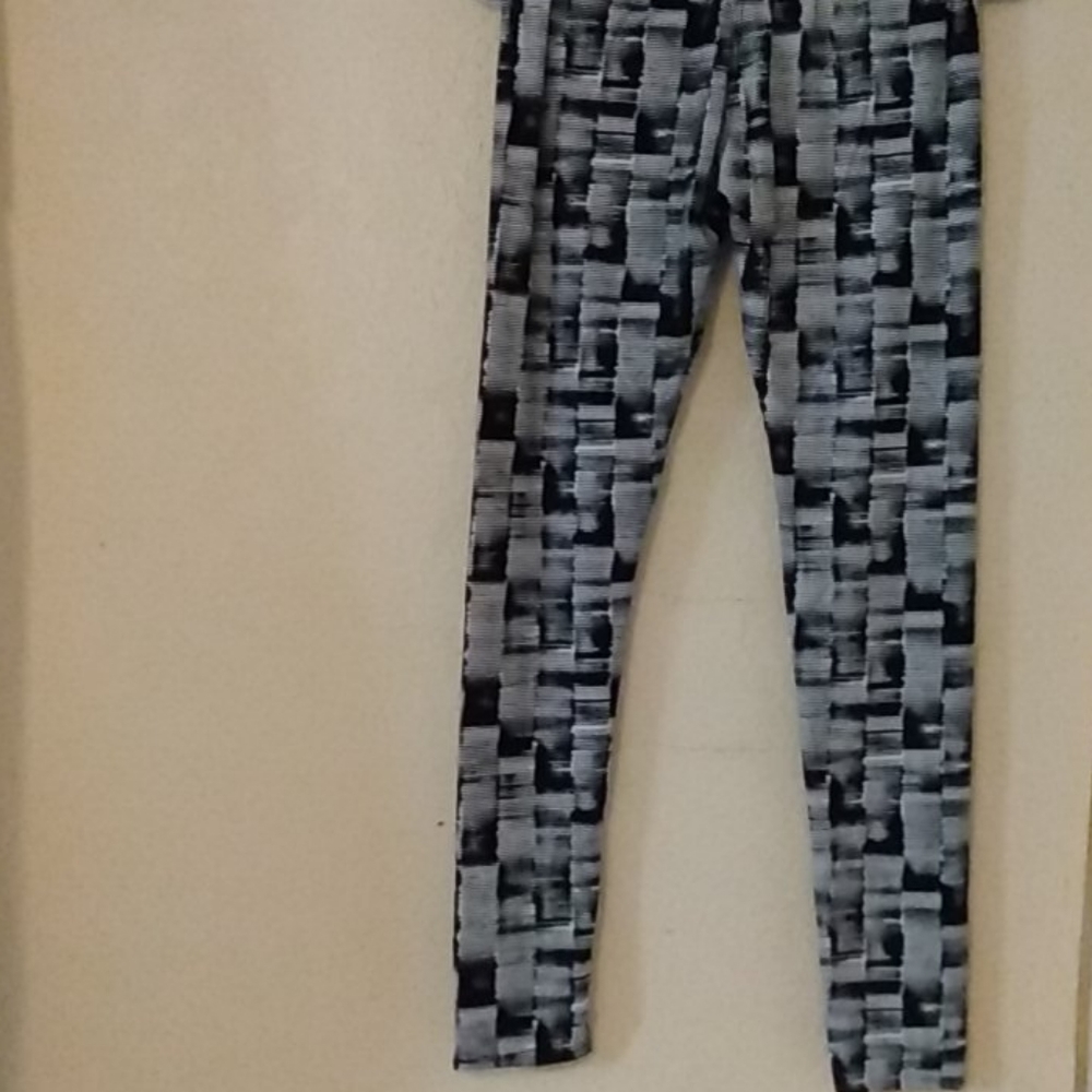 Long Yoga Style Leggings - Picture 2 of 2